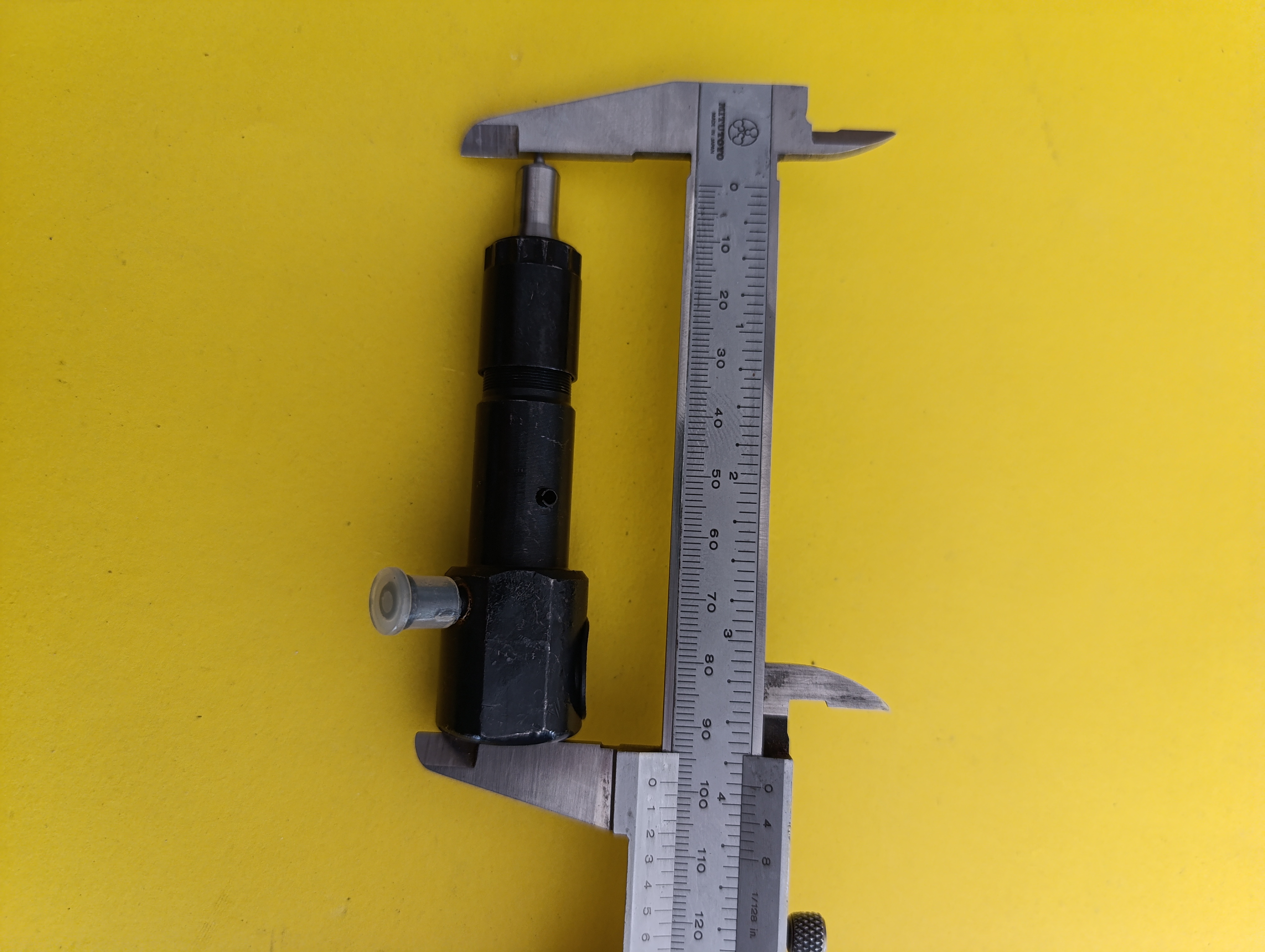  پمپ انژکتور 186f تیلر ده اسب دیزل - <p>پمپ انژکتور ۱۸۶ موتور دیزل تیلر – قطعه‌ای حیاتی برای عملکرد بی‌نقص موتور!⚙️🔥</p><p><br></p><p>پمپ انژکتور ۱۸۶، نقش کلیدی و حیاتی در سیستم سوخت‌رسانی موتور دیزل تیلر ۱۸۶ دارد. این پمپ وظیفه پمپاژ و تزریق دقیق سوخت گازوئیل به داخل سیلندرها را بر عهده دارد و به عنوان قلب تپنده سیستم سوخت‌رسانی شناخته می‌شود که عملکرد روان و قدرتمند موتور را تضمین می‌کند.❤️⛽</p><p><br></p><p>وظایف و عملکرد پمپ انژکتور ۱۸۶:</p><p><br></p><p>کنترل دقیق میزان سوخت: تنظیم میزان سوخت تزریقی به سیلندرها برای رسیدن به بهترین راندمان سوخت و توان موتور🎯</p><p><br></p><p>تنظیم زمان‌بندی تزریق: زمان‌بندی دقیق تزریق سوخت که باعث احتراق به موقع و افزایش بازدهی موتور می‌شود⏱️</p><p><br></p><p>ایجاد فشار بالا: تولید فشار کافی برای پودر کردن سوخت و پاشیدن آن به صورت مه‌پاش در سر پیستون‌ها💨</p><p><br></p><p>تحمل فشار و دمای بالا: مقاومت در برابر شرایط سخت داخل موتور برای عملکرد مداوم و پایدار🔥❄️</p><p><br></p><p>اجزای اصلی پمپ:</p><p><br></p><p>پمپ انژکتور ۱۸۶ شامل بخش‌هایی مانند پوسته، بادامک، تایپت، دسته پلانژر، پلانژر سیلندر، فنر نگهدارنده، شانه گاز، دنده تاج خروسی و سوپاپ فشار است که با هماهنگی کامل وظیفه پمپاژ سوخت را انجام می‌دهند.🔧🔩</p><p><br></p><p>علل رایج خرابی پمپ انژکتور:</p><p><br></p><p>استفاده از سوخت بی‌کیفیت یا آلوده⚠️</p><p><br></p><p>خالی ماندن طولانی مخزن سوخت⛽❌</p><p><br></p><p>ورود ذرات گرد و غبار و آلودگی به سیستم سوخت‌رسانی🌪️</p><p><br></p><p>چرا پمپ انژکتور ۱۸۶ اهمیت دارد؟</p><p><br></p><p>این پمپ به صورت مکانیکی یا برقی نصب می‌شود و با وزن حدود ۴۲۵ گرم، یکی از قطعات حساس و حیاتی موتور دیزل تیلر ۱۸۶ است. عملکرد صحیح و سالم این پمپ باعث افزایش عمر موتور، کاهش مصرف سوخت و افزایش توان خروجی می‌شود.💪⚙️</p><p><br></p><p><br></p><p>---</p><p><br></p><p>همین الان سفارش بده و با بهترین کیفیت و قیمت مناسب، کارکرد بهینه موتور خودت رو تضمین کن!🛒✅</p><p><br></p>