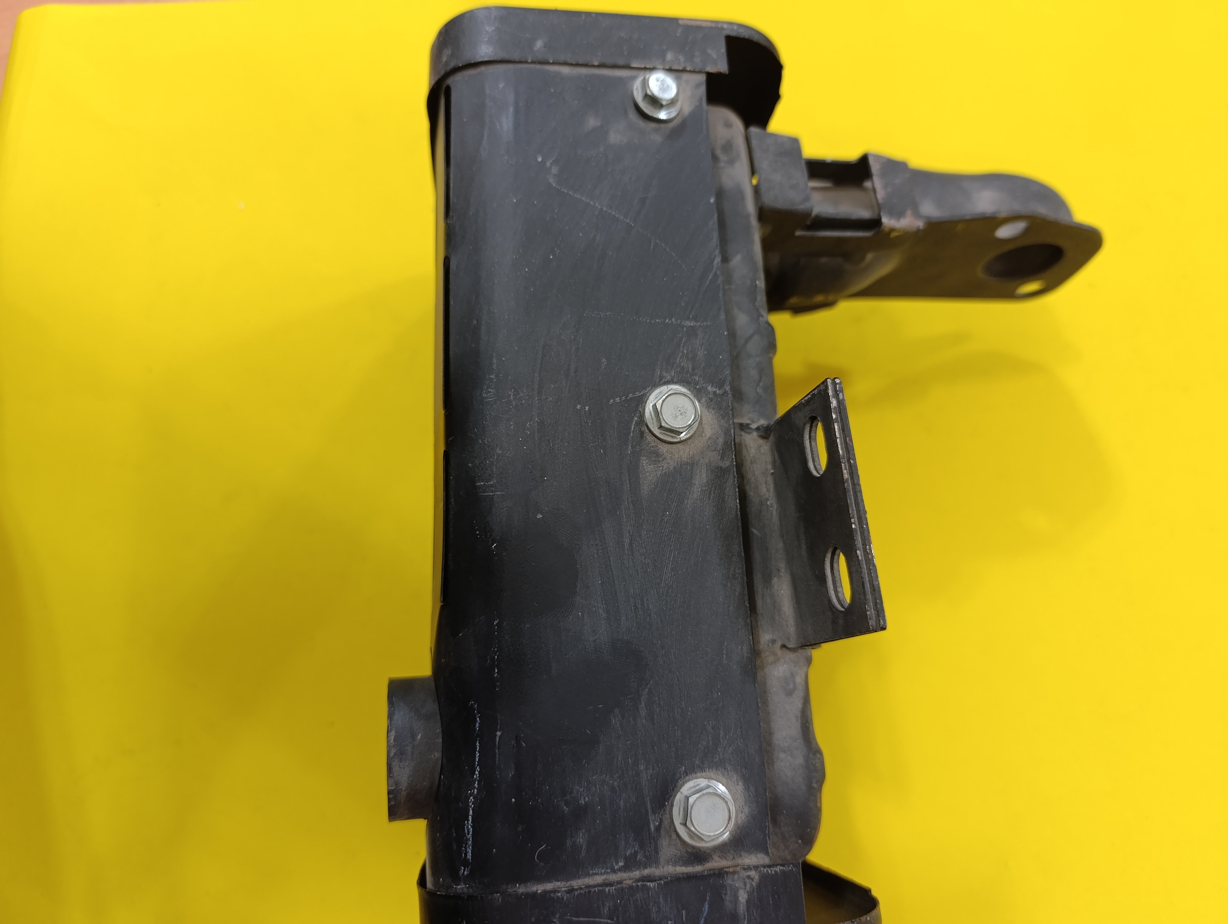  اگزوز تیلر 186 ده اسب دیزل - اگزوز تیلر قطعه‌ای است که گازهای حاصل از احتراق موتور دیزل تیلر را به خارج از موتور هدایت می‌کند. وظیفه اصلی اگزوز، انتقال دود و گازهای داغ به محیط بیرون است تا از تجمع گازهای سمی و داغ در اطراف موتور جلوگیری شود و همچنین به کاهش صدای تولید شده توسط احتراق کمک می‌کند. سیستم اگزوز باید به گونه‌ای طراحی شود که حداقل مقاومت در مسیر خروج گازها ایجاد کند تا عملکرد موتور بهینه بماند و از افزایش دمای غیرعادی و مصرف سوخت اضافی جلوگیری شود.

در موتورهای دیزل، اگزوز همچنین نقش مهمی در کاهش آلودگی صوتی و محیطی دارد و می‌تواند شامل اجزایی مانند منبع اگزوز، لرزه‌گیر (آکاردئونی)، عایق حرارتی و دمپر باشد که به کاهش صدا و ارتعاش کمک می‌کنند. در کل، اگزوز تیلر برای حفظ سلامت موتور، کاهش آلودگی و بهبود شرایط کاری دستگاه ضروری است.