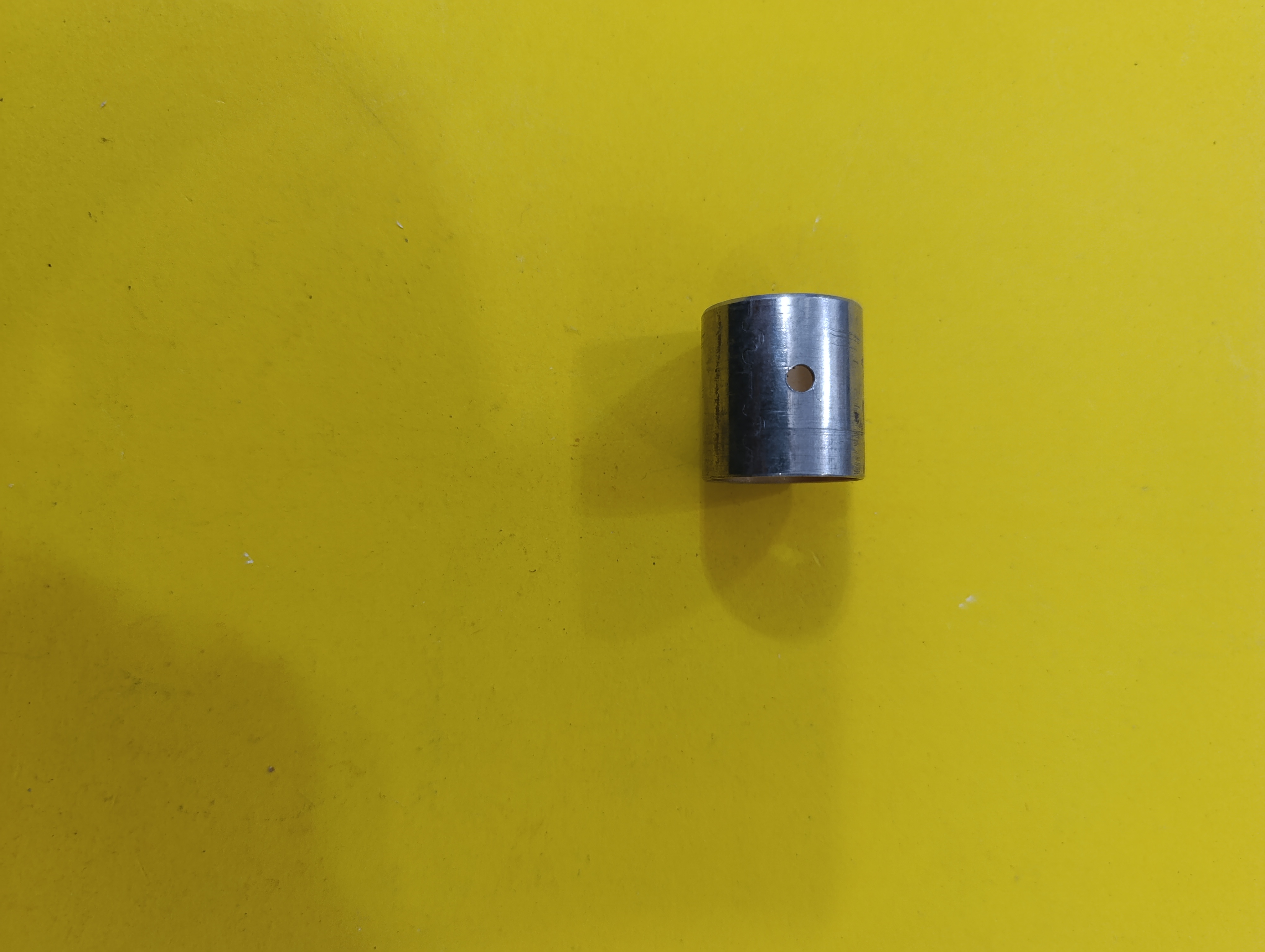  بوش شاتون 186 دیزل ده اسب  - بوش شاتون موتور دیزل تیلر قطعه‌ای است که در اتصال شاتون به گژن‌پین (پین پیستون) به کار می‌رود و نقش مهمی در حرکت رفت و برگشتی پیستون و تبدیل آن به حرکت چرخشی میل‌لنگ دارد. شاتون میله‌ای است که یک سر آن به پیستون و سر دیگر به میل‌لنگ متصل است و بوش شاتون باعث کاهش اصطکاک و ساییدگی در این اتصال می‌شود.

در موتور دیزل تیلر، بوش شاتون به‌عنوان یک یاتاقان عمل می‌کند که حرکت شاتون روی گژن‌پین را نرم و روان می‌سازد و از آسیب دیدن قطعات جلوگیری می‌کند. این قطعه باید دقیق و مقاوم باشد چون تحت فشار و حرارت زیاد قرار دارد.

به طور خلاصه، بوش شاتون موتور دیزل تیلر، قطعه‌ای است که در اتصال شاتون به پیستون و میل‌لنگ قرار می‌گیرد و وظیفه کاهش اصطکاک و انتقال نیرو را دارد. بدون آن، عملکرد موتور و دوام قطعات کاهش می‌یابد